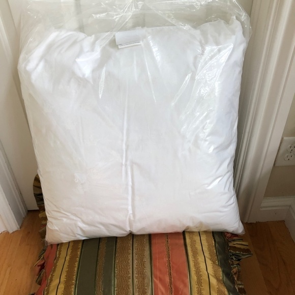 Royal Velvet Pillow Large Square White, 233 thread cotton (28 x 28 in) NIB - Picture 2 of 6